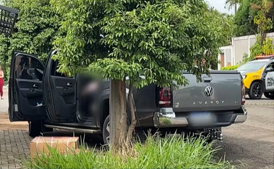 Empresário é surpreendido e morto com pelo menos seis tiros ao sair de casa para trabalhar; vídeo registra disparos