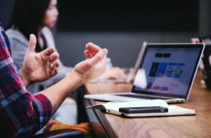 Qualidade de vida supera carreira como principal motivo para ficar no emprego