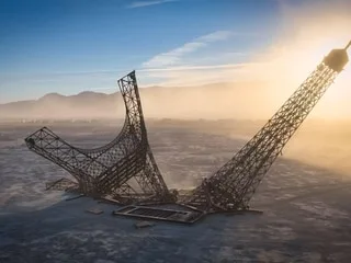 La réplique brisée de la Tour Eiffel retirée des enchères, sept nouveaux exemplaires seront construits