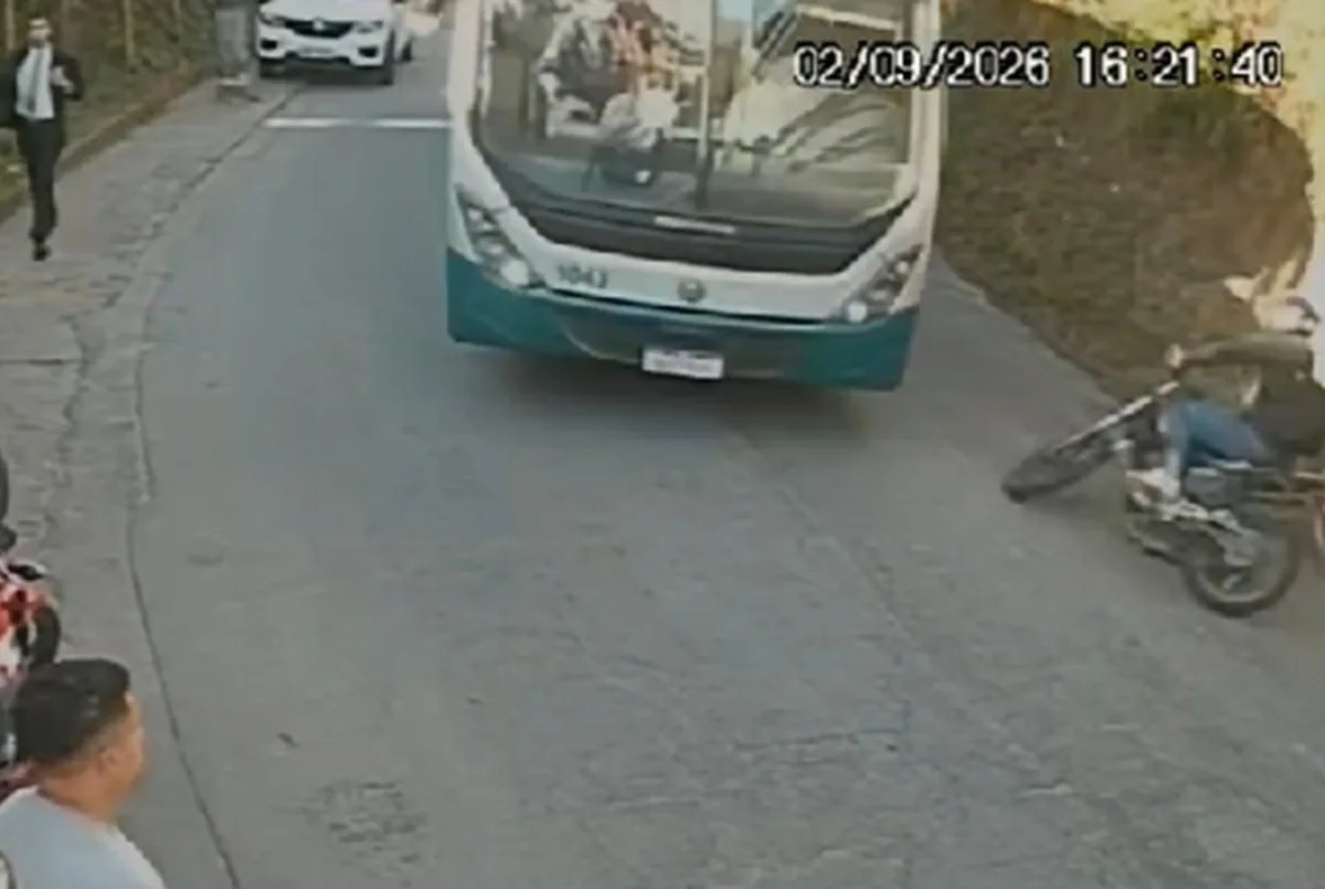 Motociclista morre após bater na lateral de ônibus no Caxambu, em Petrópolis