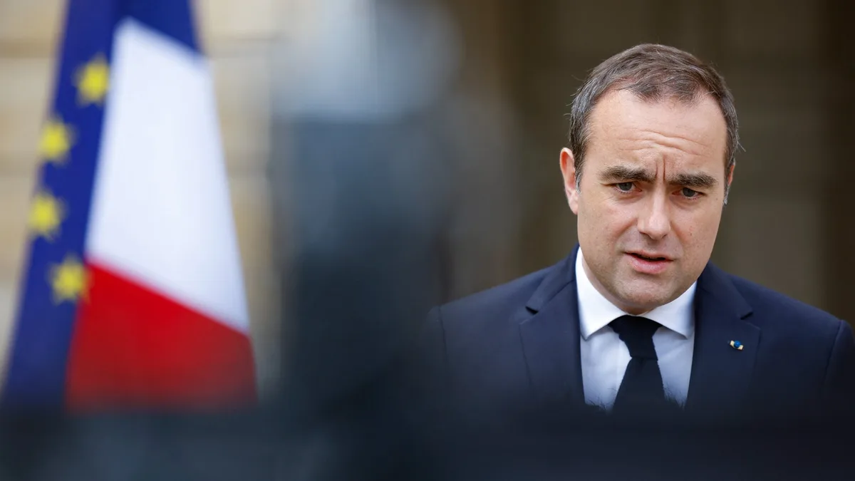 6,4 milliards d'euros en plus pour les Armées, hausse de 800 millions pour l'Éducation nationale, mais des dépenses qui augmenteront moins vite que l'inflation... Sébastien Lecornu promet du "sur-mesure" pour le budget 2027