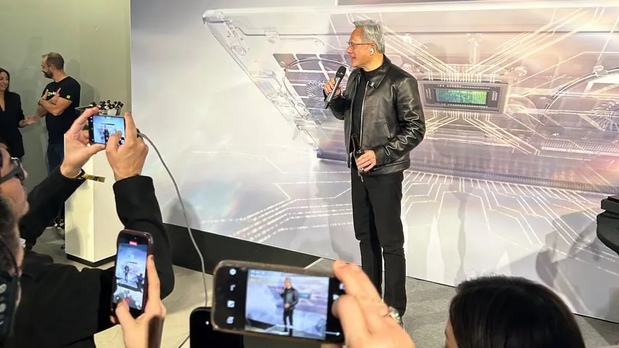 Technologie: Nvidia-Chef wird in Berlin wie ein Rockstar empfangen – geplanter KI-Pakt stößt online auf Kritik