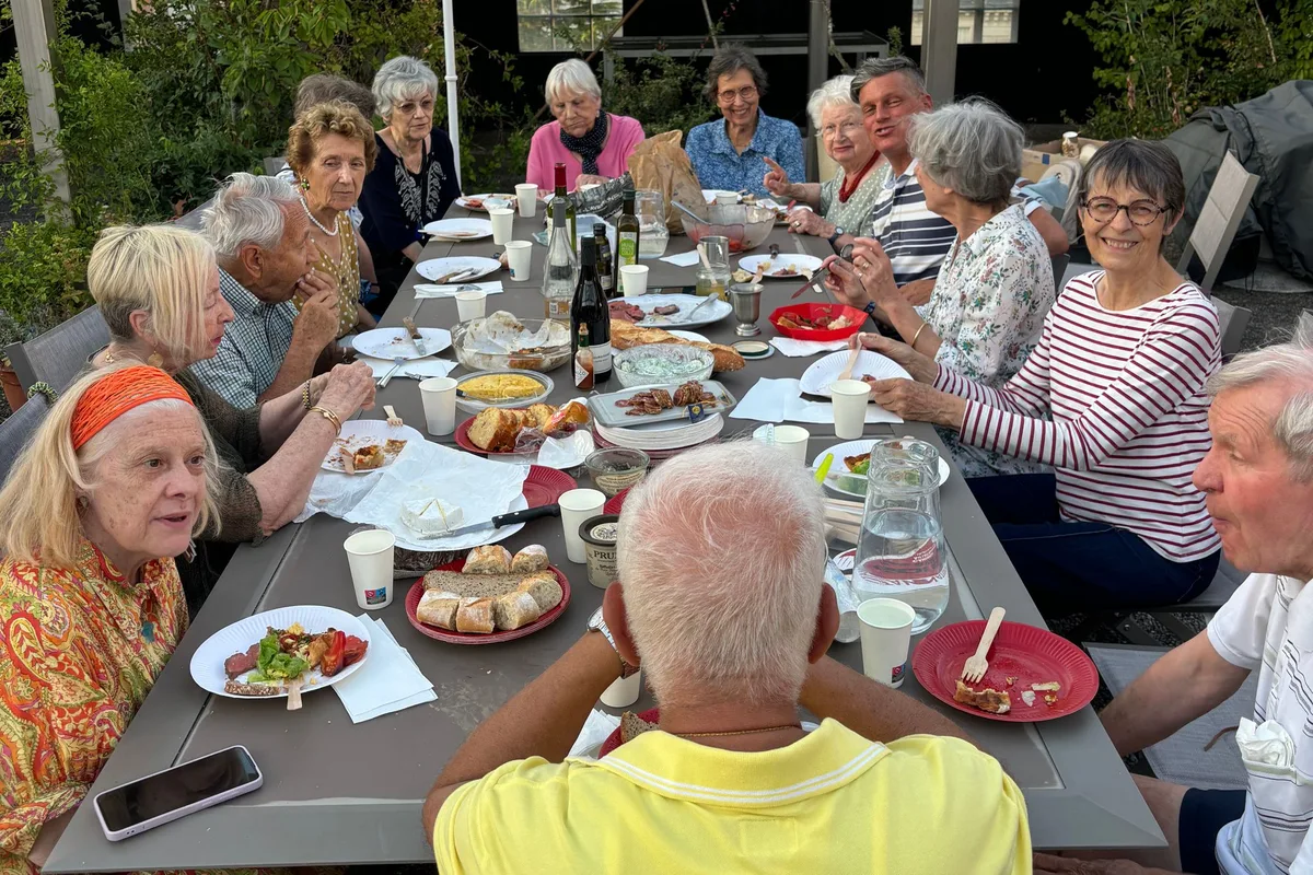 À Paris, une église organise des dîners partagés, rempart contre la solitude estivale