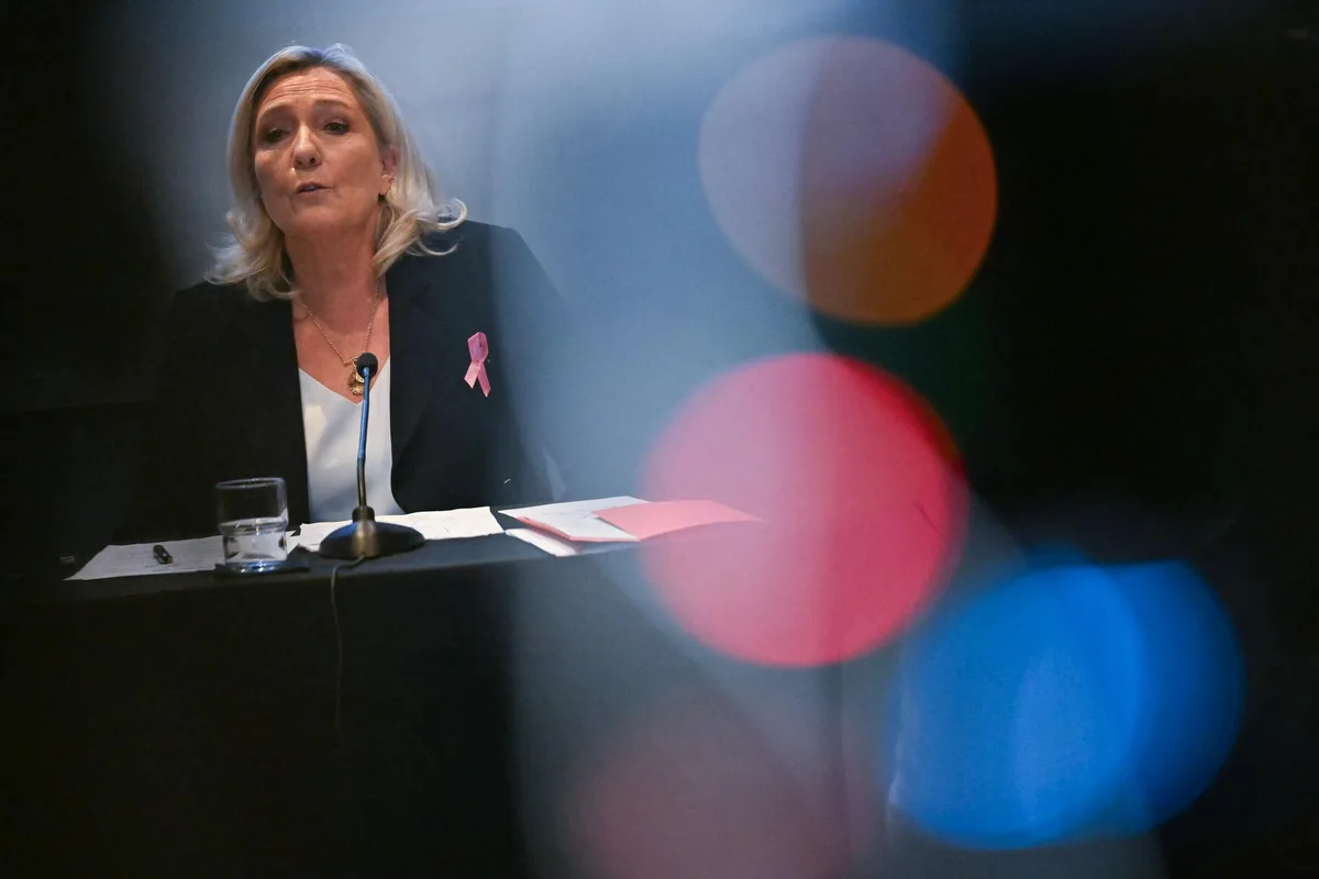 Pourquoi l’ombre de Marine Le Pen plane sur les négociations du budget européen, dans l’impasse
