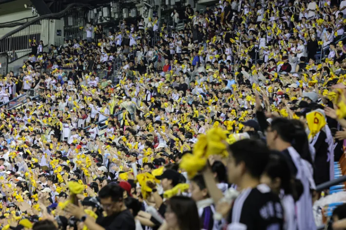 '야구의 시대' 역대 최단 1천만 관중 달성한 KBO