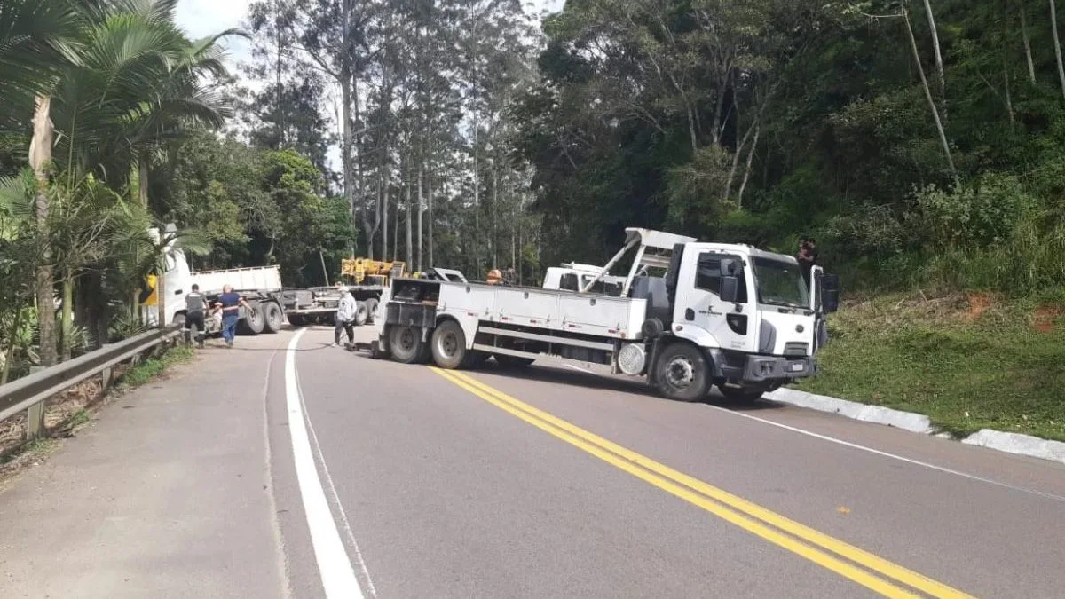 Trecho da BR-470 é interditado para retirada de carreta e contêiner em SC