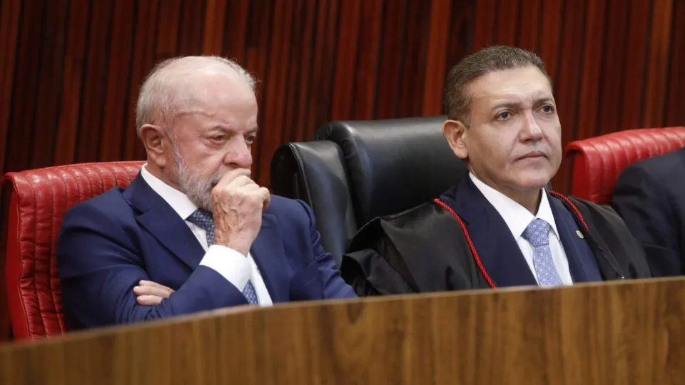 Nunes Marques se reúne com campanhas de Lula e Flávio em meio a críticas ao TSE