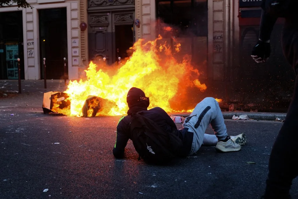 Protestos na França terminam com 1.800 detidos e prefeitura incendiada
