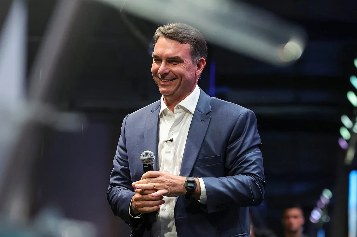 Eleições no Brasil. Flávio Bolsonaro reage à onda vermelha e convoca mobilização verde-amarelo