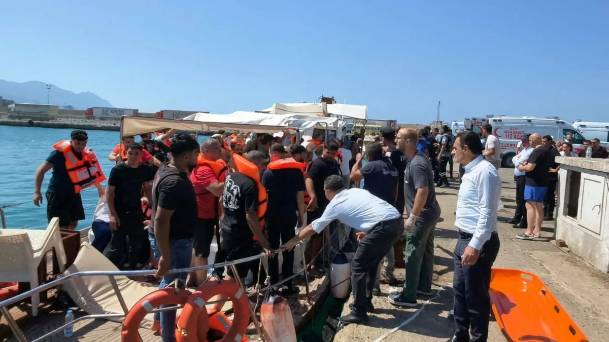 Al menos siete muertos tras el naufragio de un barco con 270 pasajeros en Chipre del norte