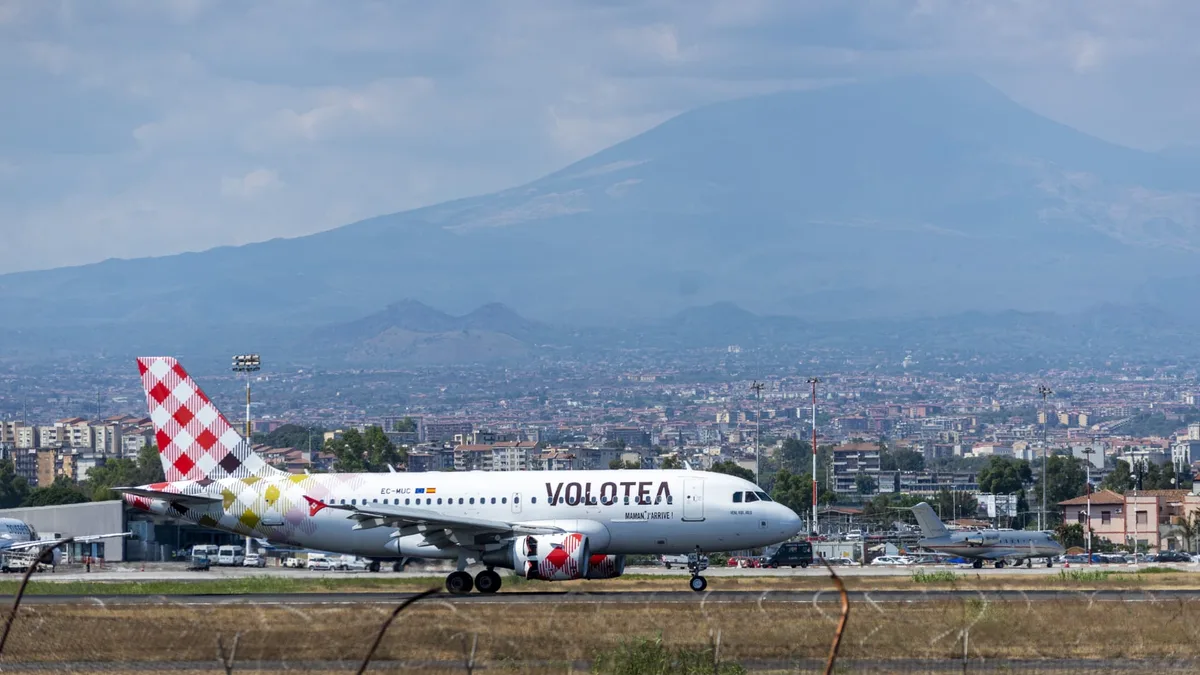 Il était fermé depuis une semaine à cause d'une éruption de l'Etna: l'aéroport de Catane rouvre mais son avenir reste incertain