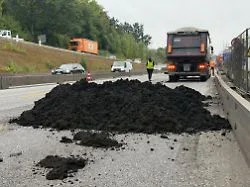 Staus und Gestank: Klärschlamm sorgt für Chaos auf der A 7