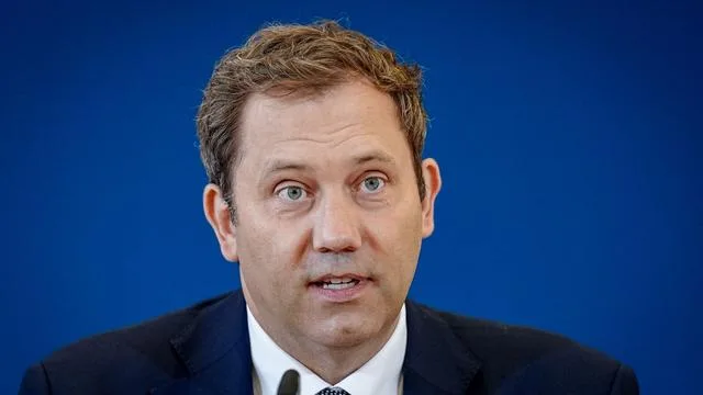 Nach Rücktritt: Klingbeil verteidigt Bas: Rentenreform im Zeitplan