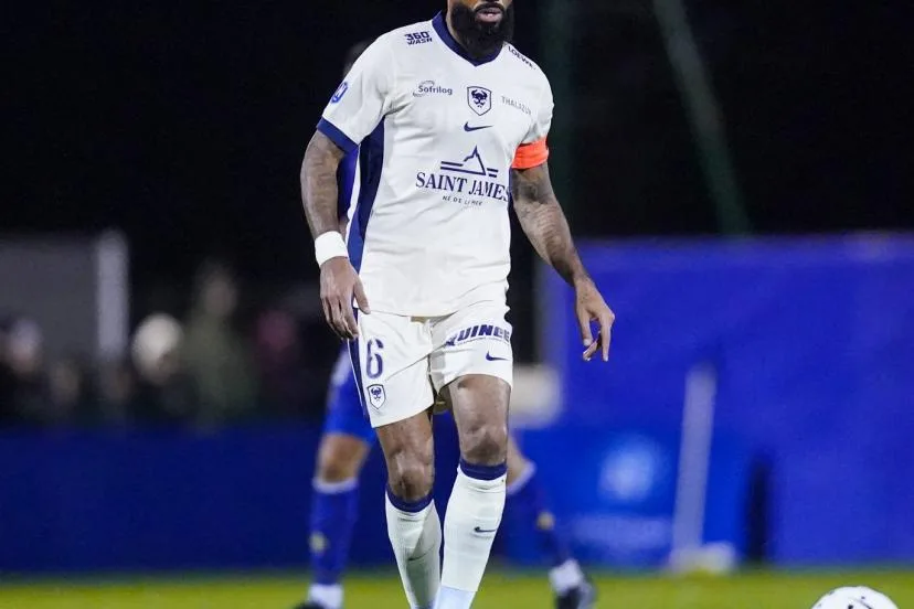 Après son départ de Caen, Yann M'Vila rejoint Sanremese, le club italien repris par Christian Karembeu