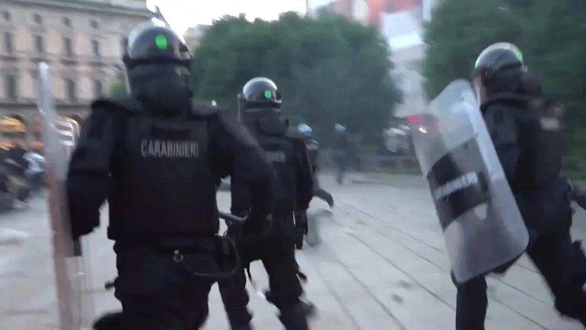 Schlachtfeld vor dem Mailänder Dom - Maskierte stürmen Italiens Luxus-Einkaufspassage nach Frankreich-Protest!