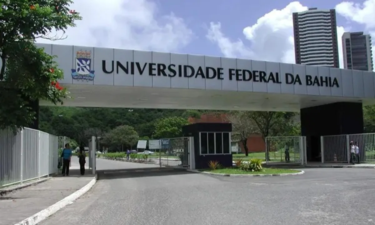 Ônibus invade estacionamento da Ufba em Salvador