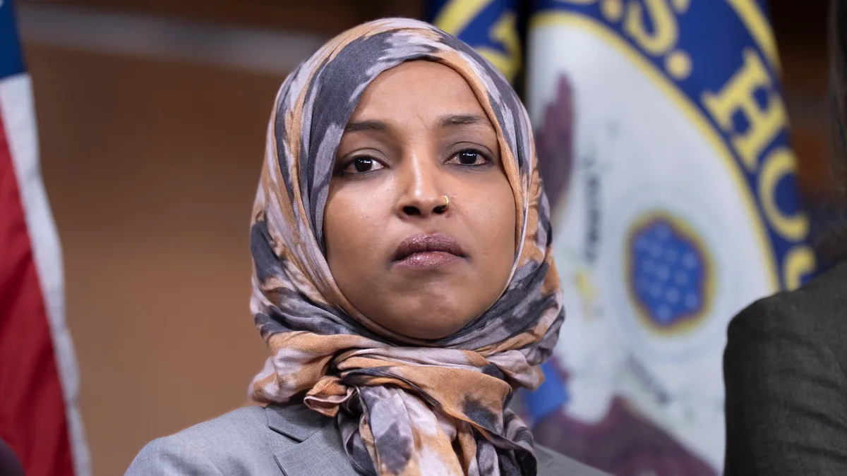 La representante demócrata Ilhan Omar respondió al allanamiento de su casa: “No me van a silenciar”