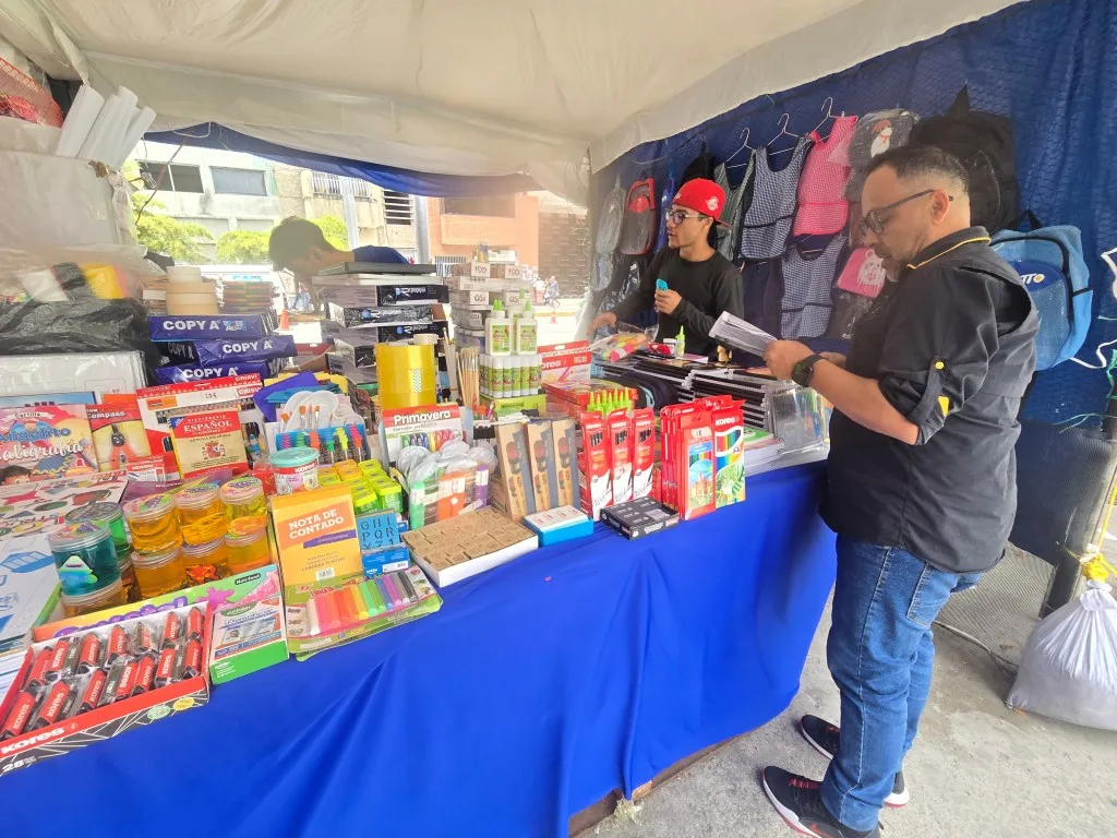 Padres y representantes recurren a combos y compras fraccionadas para completar la lista escolar