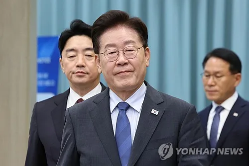 李대통령 지지도 9주 연속 하락하며 33.8%…20대 지지율 10%대[리얼미터](종합)