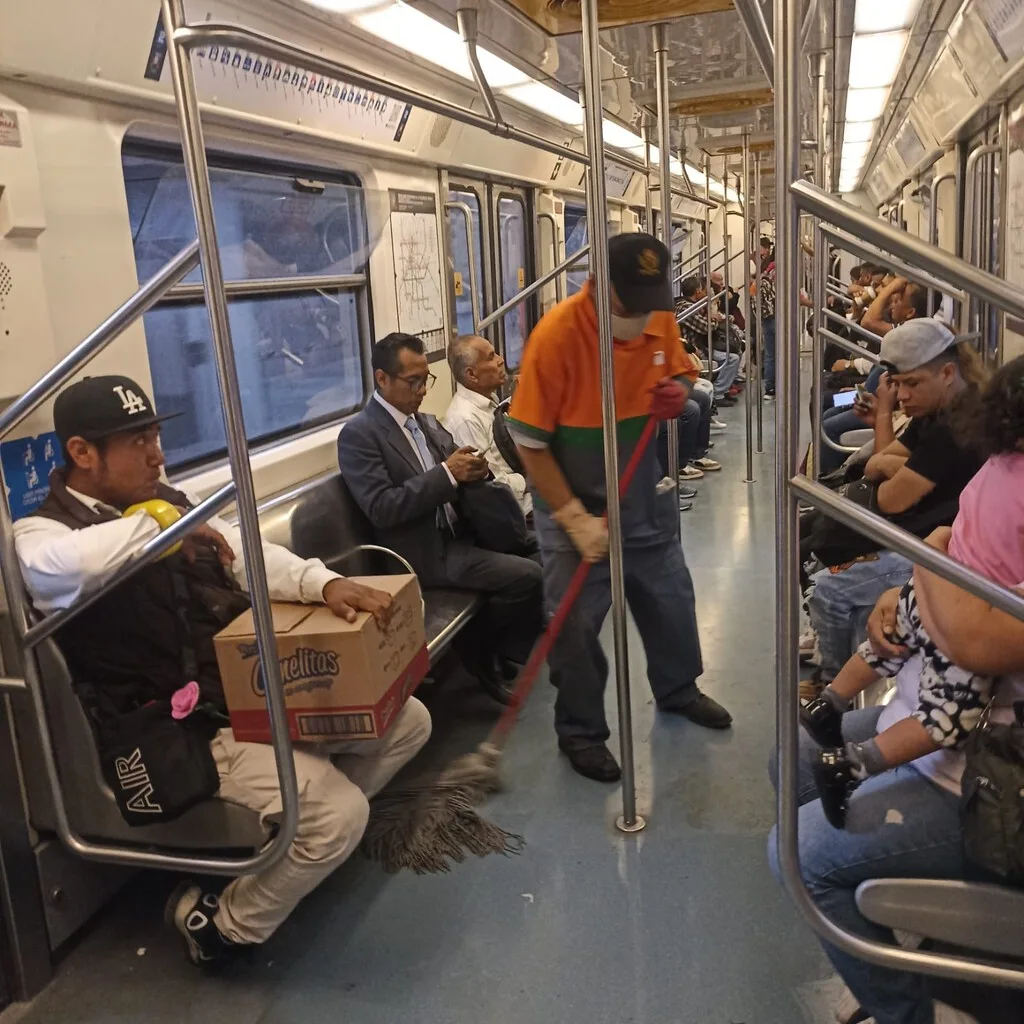 El clásico "Llévele, llévele" queda prohibido dentro del Metro CDMX: hacerlo puede costar hasta 23,000 pesos a comercios por nuevo reglamento