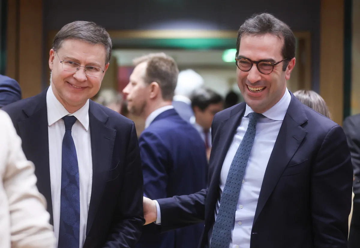 Bruselas exige contención en el gasto ante la presión del mercado sobre la deuda soberana