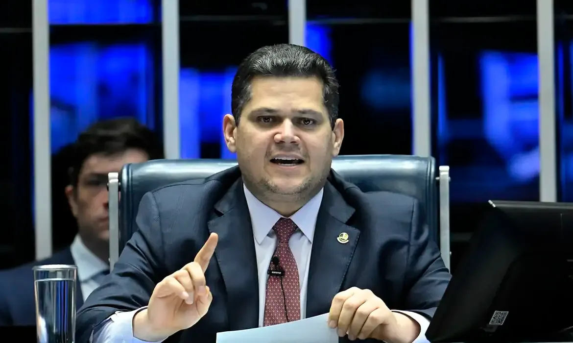 Alcolumbre afirma ter votos para aprovar fim da escala 6×1 no Senado