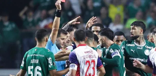 Pênalti e vermelho: ex-árbitros divergem sobre lances de Palmeiras x Cerro