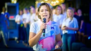 Michelle sobe em palanque ao lado de adversário de Celina e pede votos para Flávio
