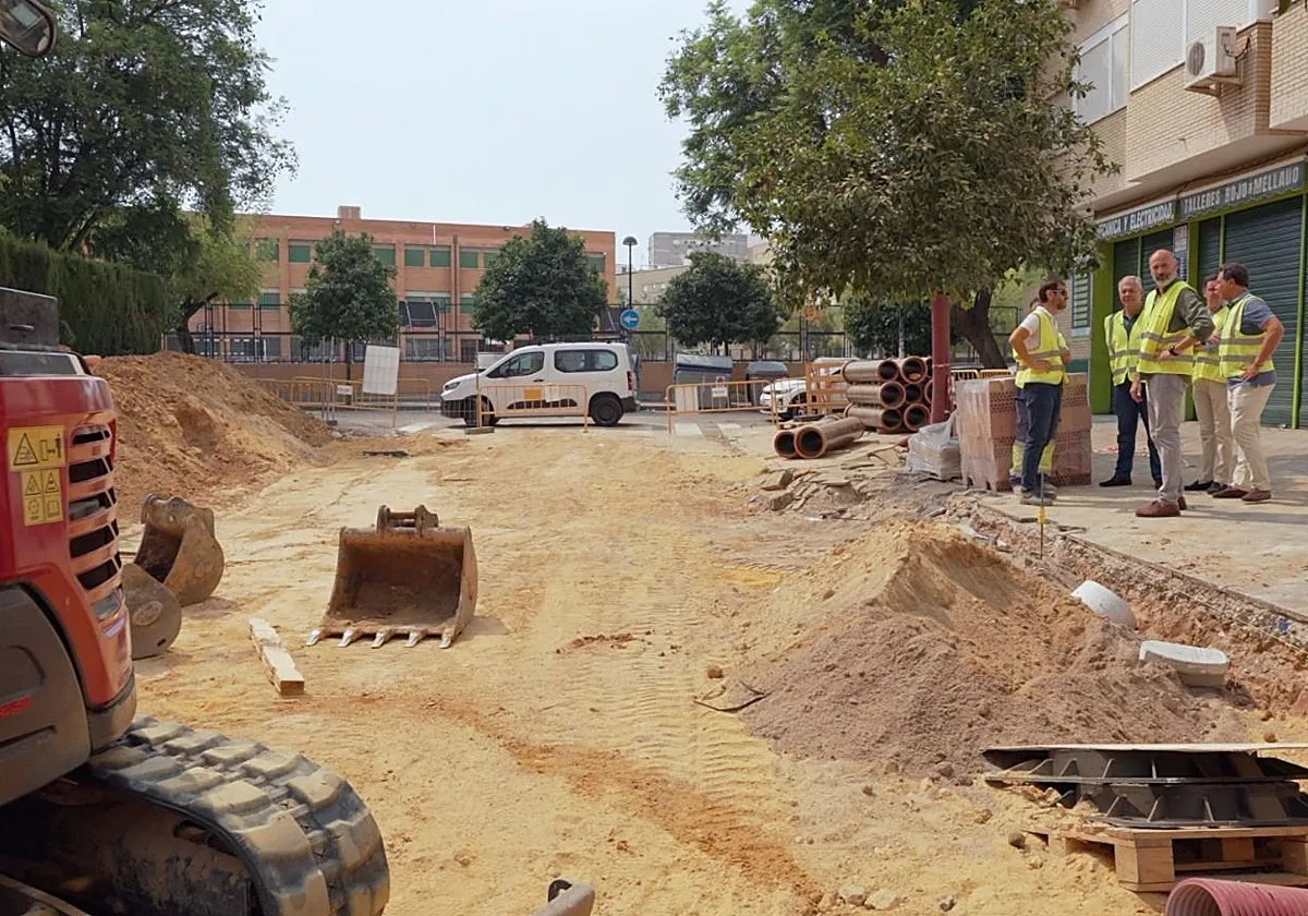 Avanzan las obras en la calle Artesanos Peluqueros, en la Macarena, que acabará con los aparcamientos en doble fila