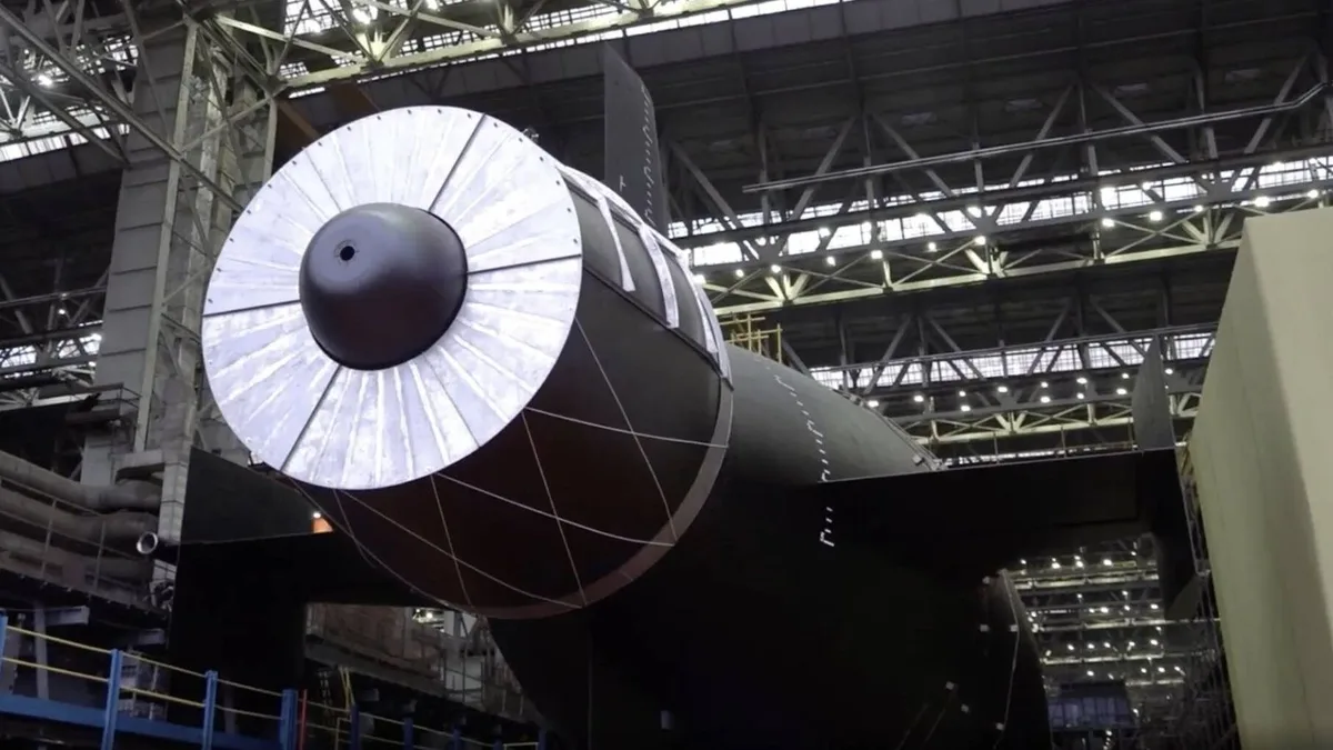 135 metros de eslora, 50.000 CV y 11.000 toneladas: Rusia estrena el submarino nuclear diseñado para llevar los temidos Poseidón
