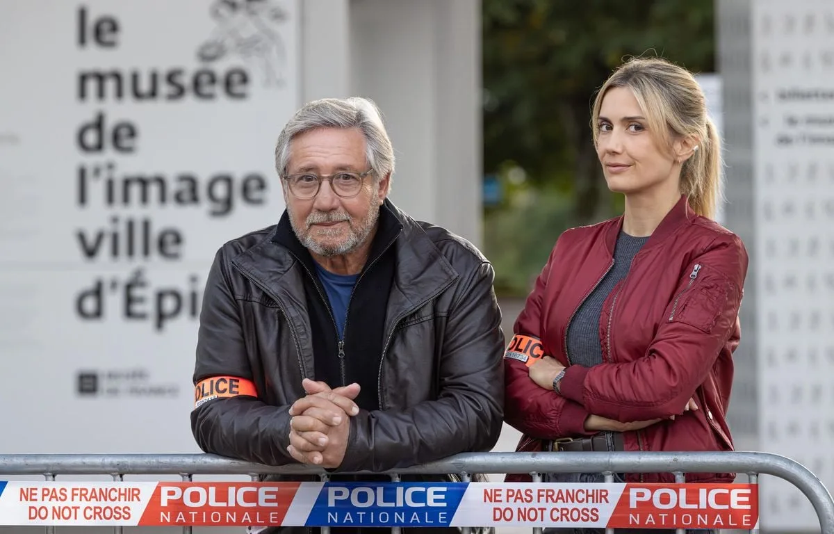 « Je me la suis pétée grave »… Patrick Sabatier nous raconte ses premiers pas de comédien dans « Meurtre à Epinal »