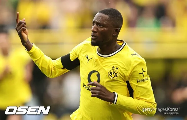 '기라시 9분 만에 폭발→상대 자책골→후반 퇴장 악재까지' BVB, 10명으로 버티며 함부르크 2-0 완파...개막전부터 승점 3점