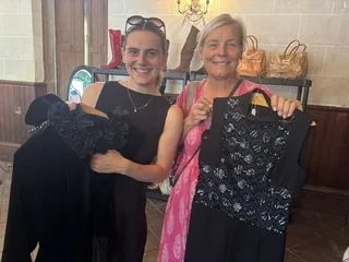 EN IMAGES. « La jupe Dior est magnifique » : ce vide-dressing chic dans un château du Maine-et-Loire a un succès fou