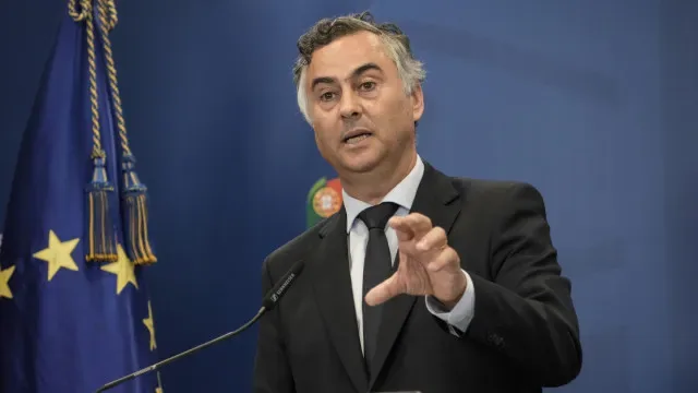 Ministro admite que candidatos da 2.ª fase são os mais prejudicados