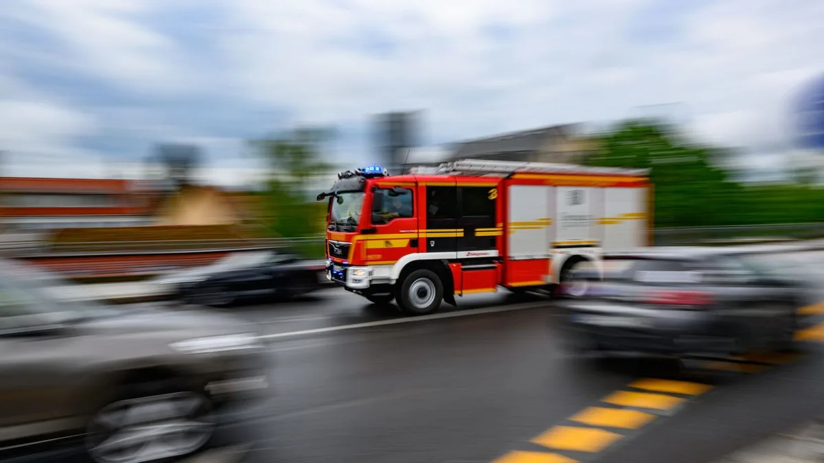 Löscharbeiten laufen: Brennender Bus auf der A19 - Strecke wieder frei