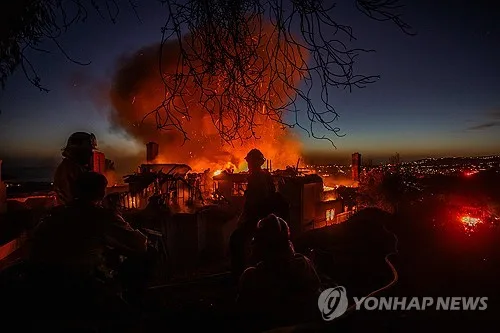 '악마의 바람'에 美캘리포니아 산불 확산…주민 1만6천명 대피령