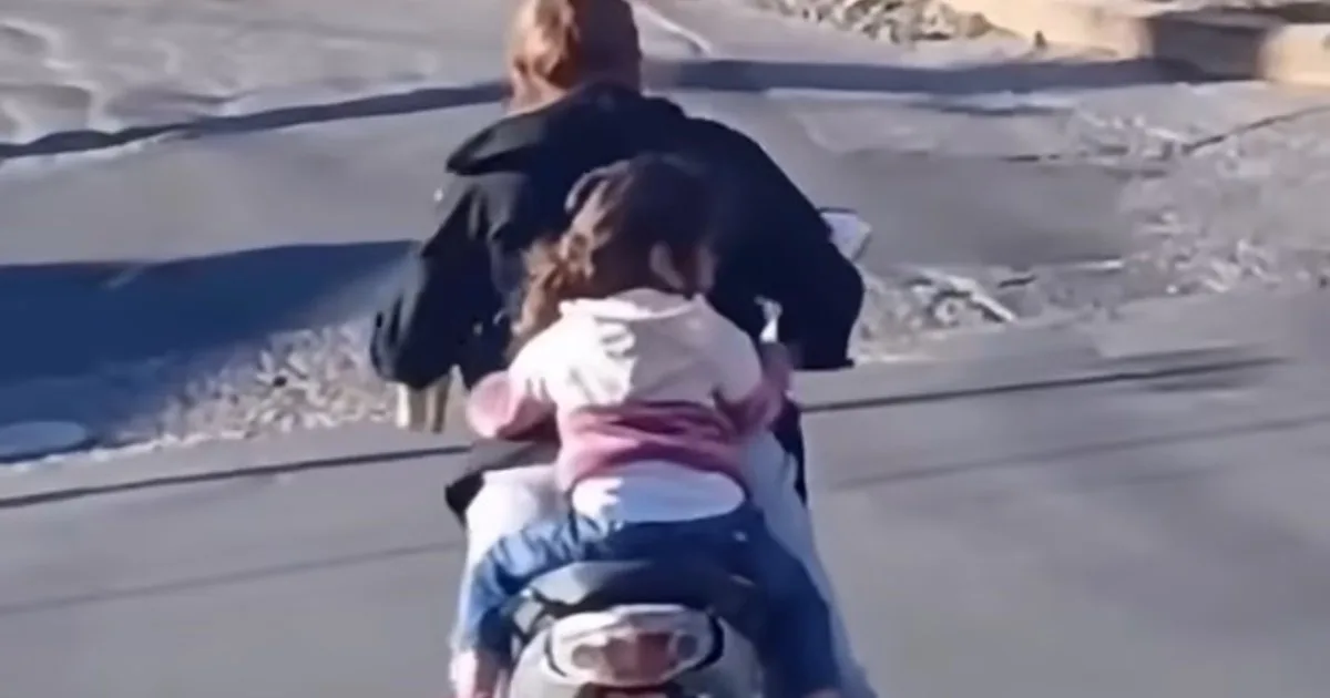 En moto, cerveza en mano y con una nena sin casco: el video de una conductora que causó indignación en Catamarca