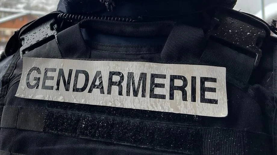 Un homme placé en garde à vue après la découverte d'un corps à Chilly, d'autres suspects toujours recherchés