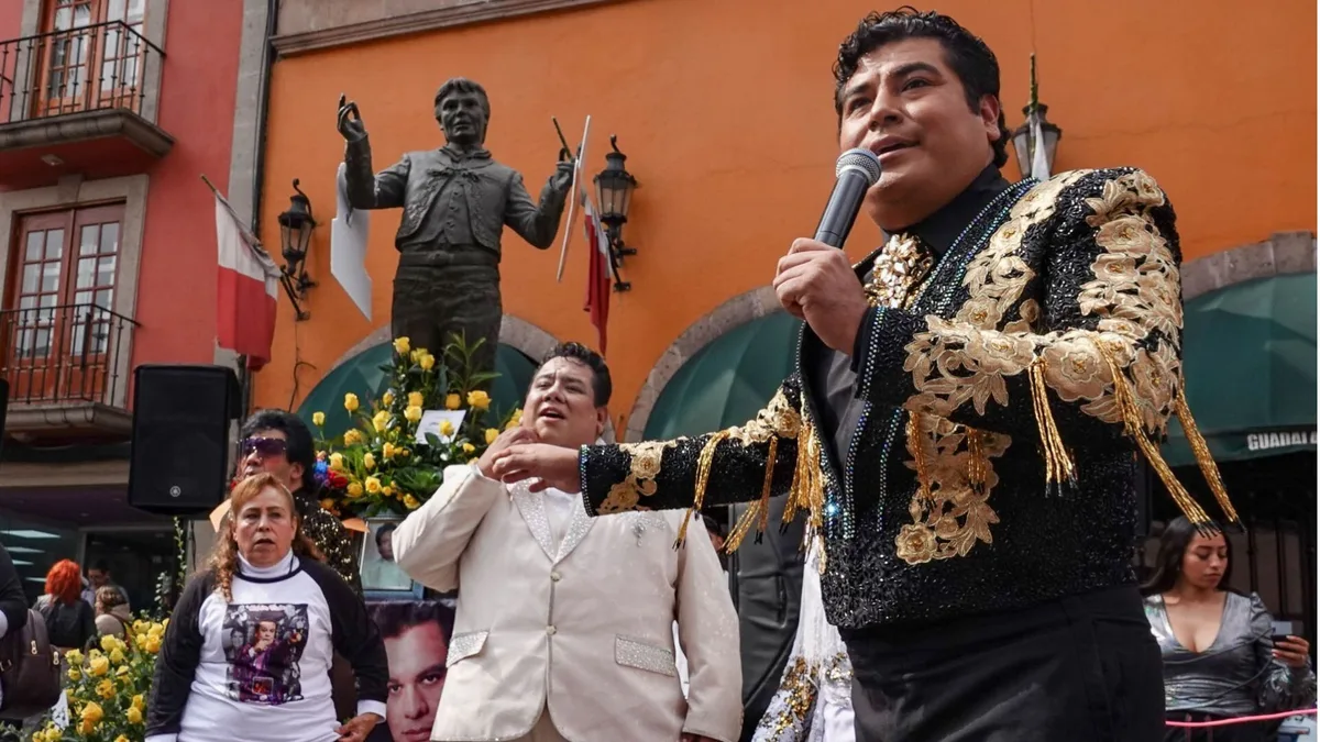 Así se vivió el homenaje a Juan Gabriel en la Plaza Garibaldi de la CDMX a 10 años de su muerte