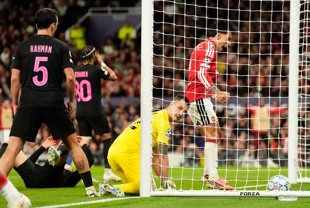 VIDEO: Lisandro Martínez aprovechó a un arquero perdido y marcó un gol para Manchester United en la Champions