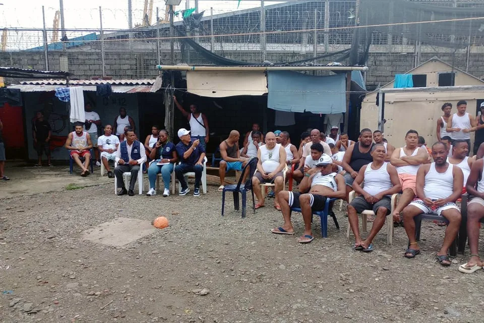 150 detenidos permanecen en un coliseo de Buenaventura tras un incendio en el centro de detención: así está la situación
