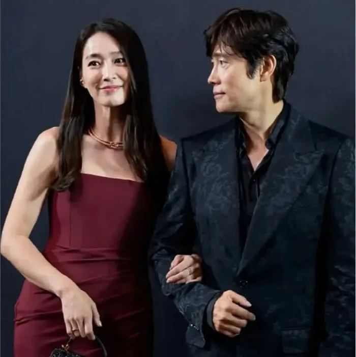 이민정, '♥이병헌 싹둑’ 파장 커지자 급수습...꿀 떨어지는 투샷 “천만불 눈빛”