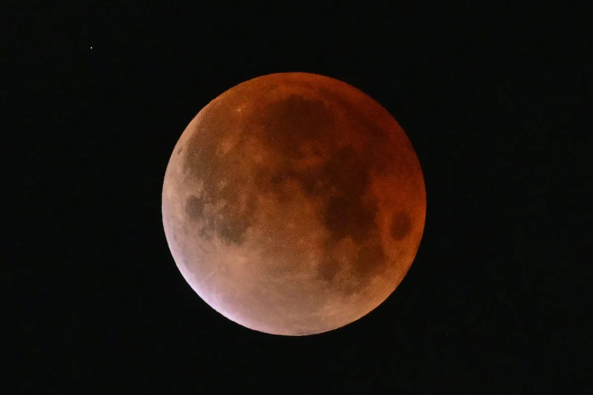 Cómo es el eclipse lunar de agosto 2026: llega a la noche del jueves a la Argentina