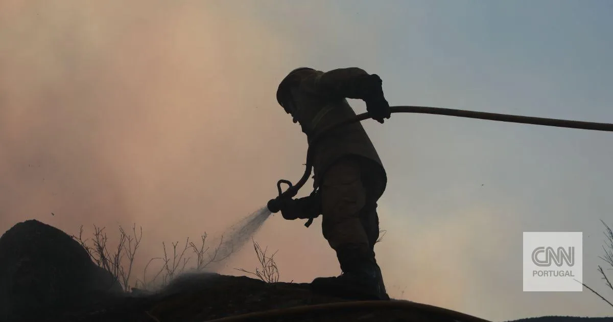 Fogo da Trofa "está dominado" mas deixou três bombeiros feridos