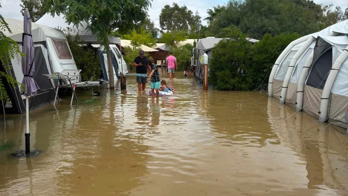 Land unter an der Costa Dorada - Urlauber im Flut-Chaos auf Campingplatz