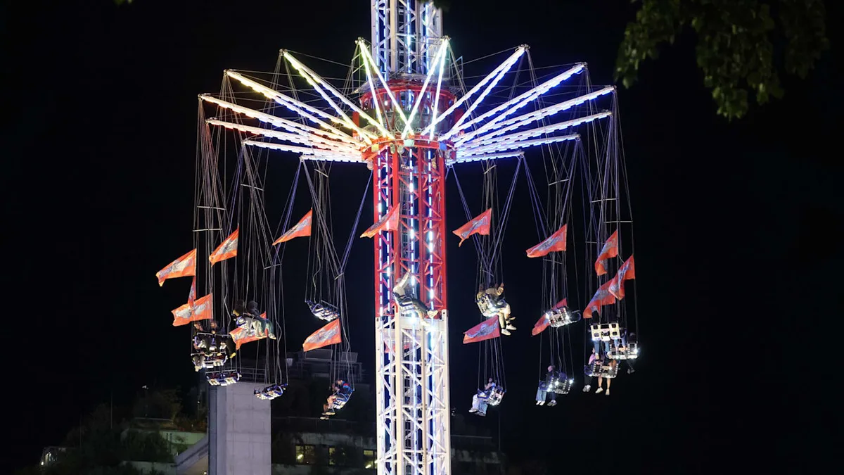 Seit Stunden gefangen - Hamburg: Menschen hängen im Karussell fest