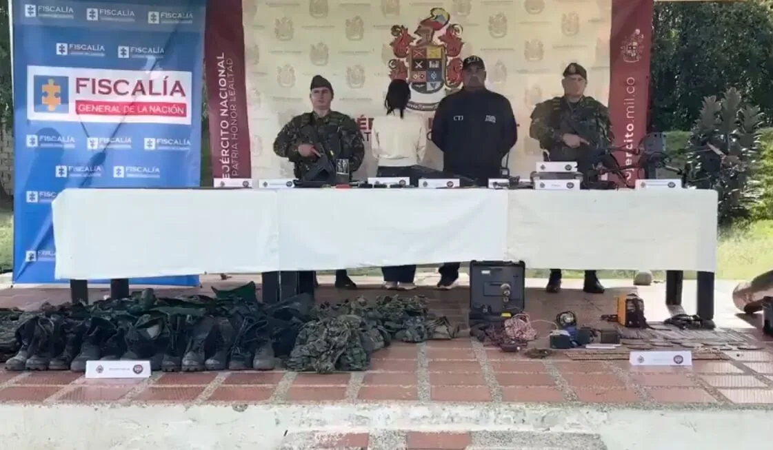 ‘La Mona’ excompañera sentimental de ‘Primo Gay’, líder criminal de las disidencias de las Farc se entregó a las autoridades en Briceño, Antioquia
