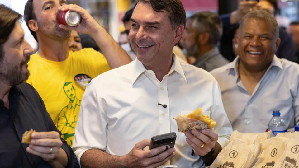Justiça nega pedido de Lulinha para derrubar vídeo de Flávio Bolsonaro sobre fraudes no INSS