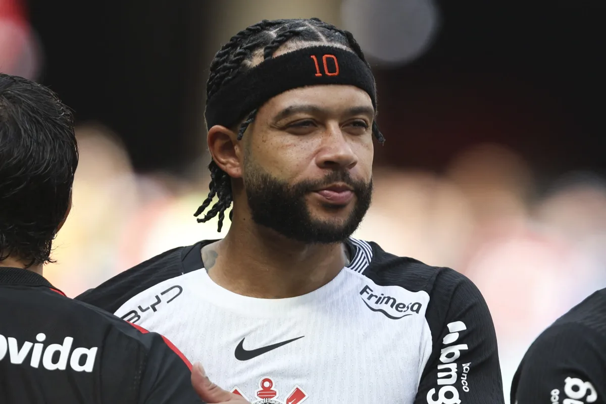 Memphis se reapresenta e aguarda regularização para voltar a jogar pelo Corinthians