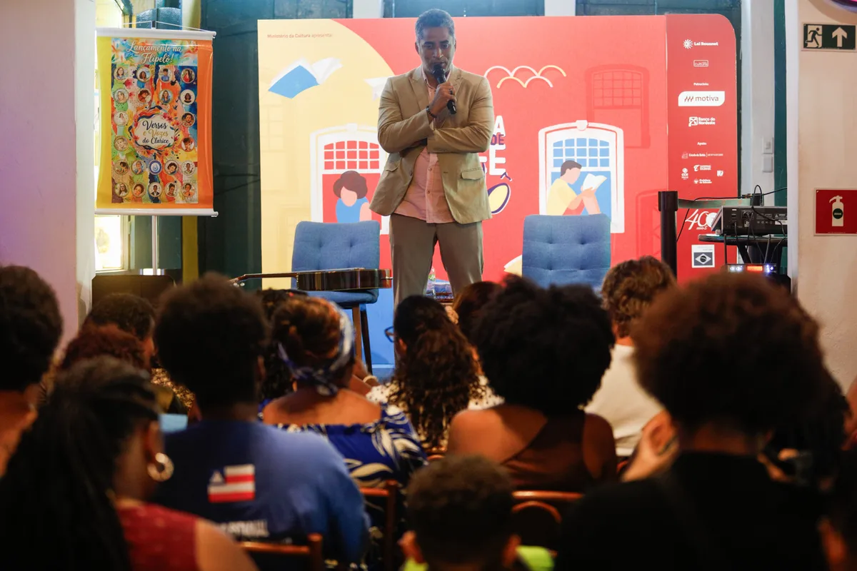 Estudantes da rede estadual da Bahia lançam livro de poemas e contos